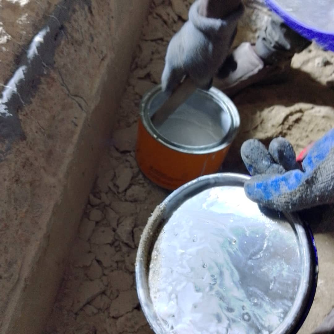 Operative mixing two-part epoxy bonding agent on site