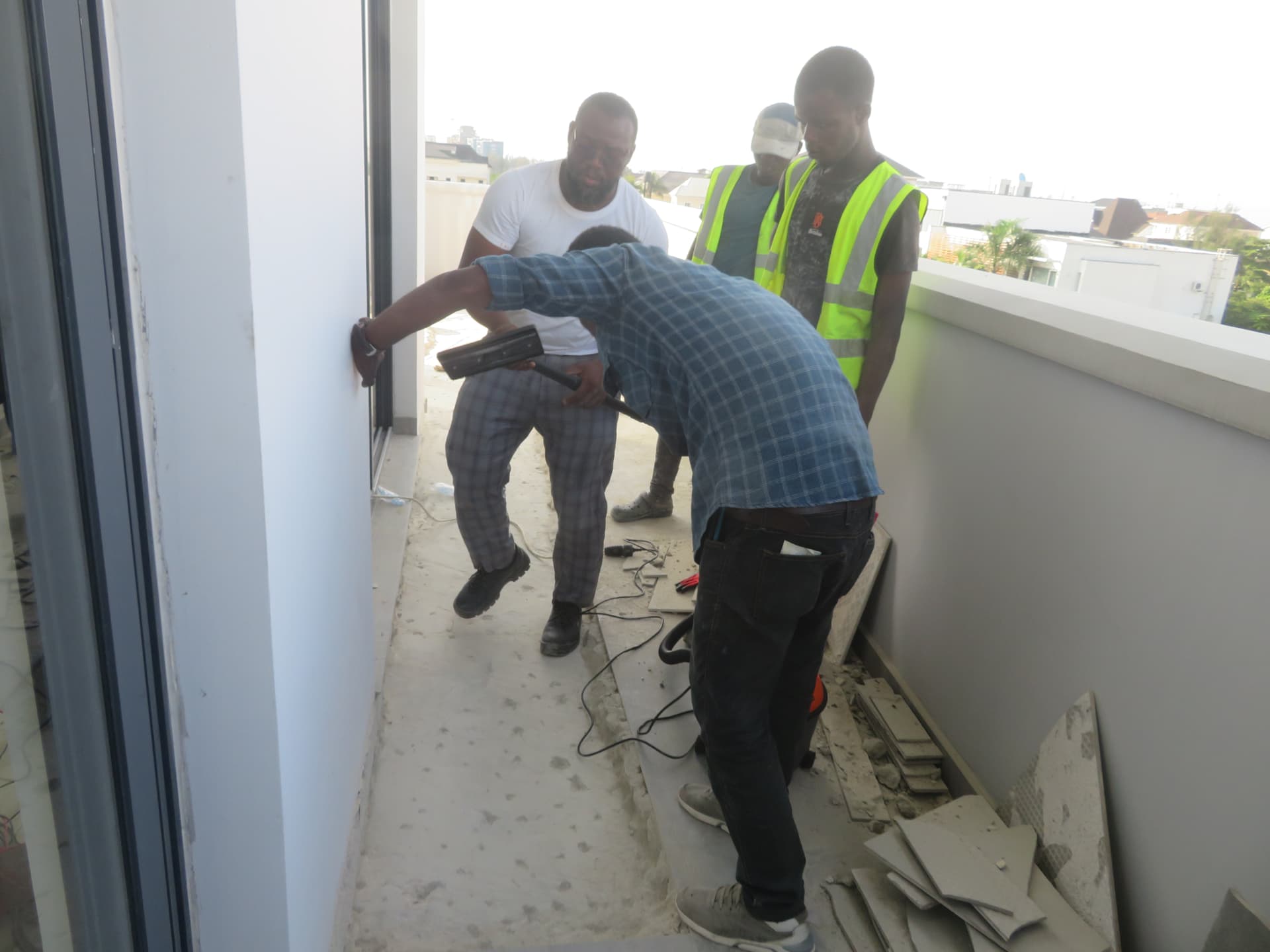 Chasing the concrete surface to receive the carbon laminate