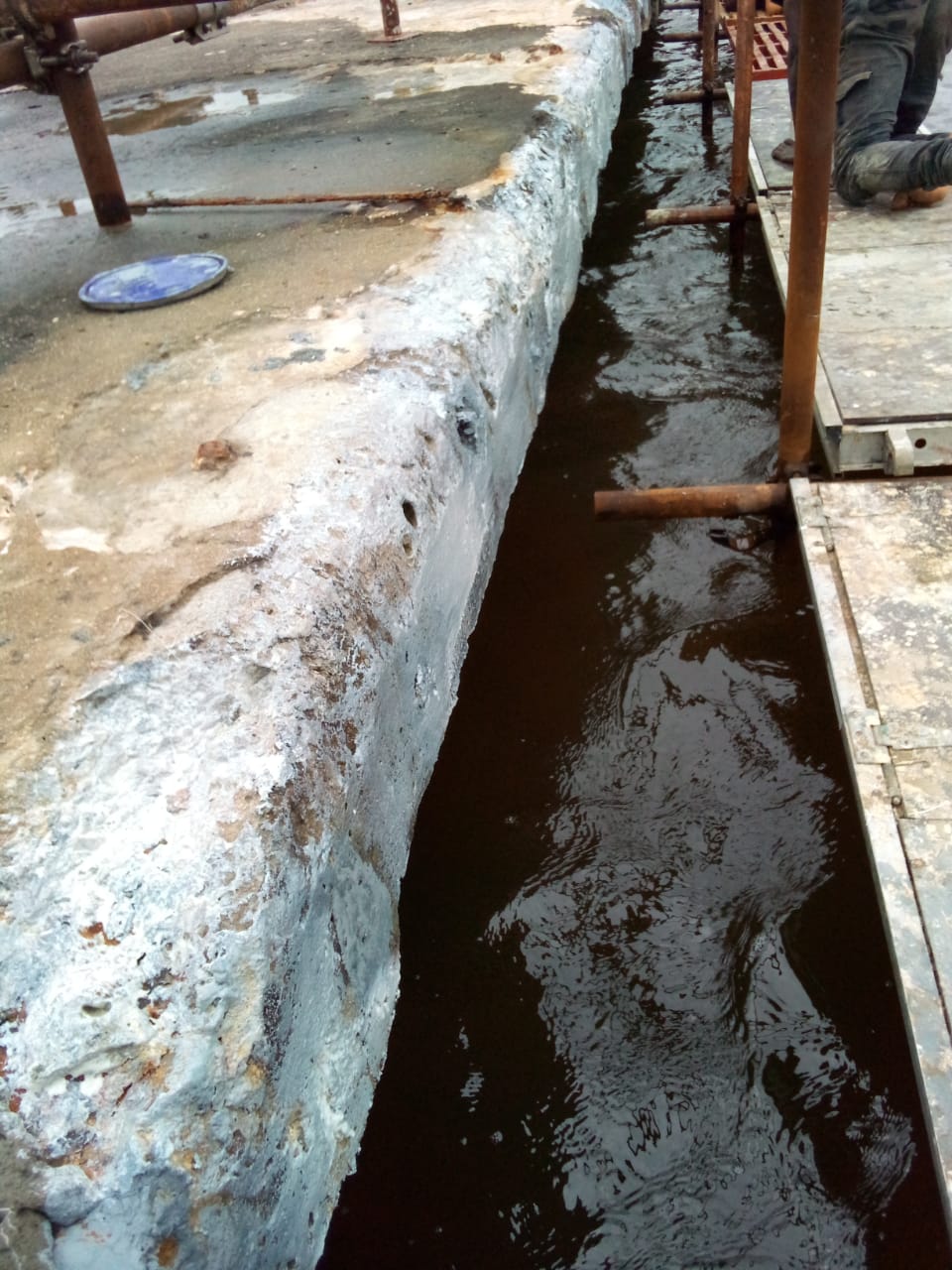 Completed bonding coat along the jetty beam over the waterline